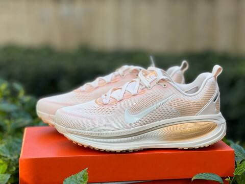 Nike Vomero 18 Guava Ice Sail-Orange Chalk EU 40 Running - Men's (BS-87052)