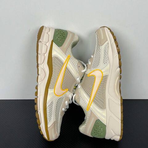 Nike Zoom Vomero 5 FQ6868-181 Sail Light Beige Olive Yellow Gum Running (BS-86998)