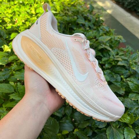 Nike Vomero 18 Guava Ice Sail-Orange Chalk EU 40 Running - Men's (BS-87052)