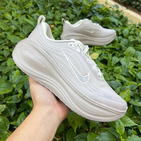 Nike Vomero Plus HV8150-001 Light Bone Phantom-Lt Iron Ore EU 40 Running - Men's (BS-87061)