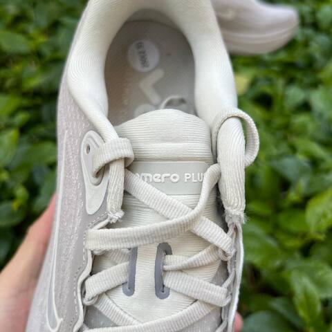 Nike Vomero Plus HV8150-001 Light Bone Phantom-Lt Iron Ore EU 40 Running - Men's (BS-87061)