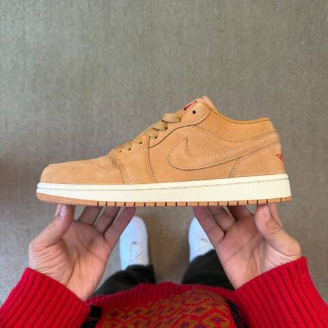 Jordan Air Jordan 1 Low SE HV4089-200 Flax Varsity Red Muslin US 8 UK 7 BR 39 5 EUR 41 CM 26 Sneaker - Unisex (BS-87222)