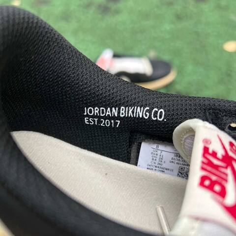 Jordan Air Jordan 1 Retro Low OG Nitro IB8958 001 Black Muslin Varsity Red EU 41 Sneaker - Men s BS-87153