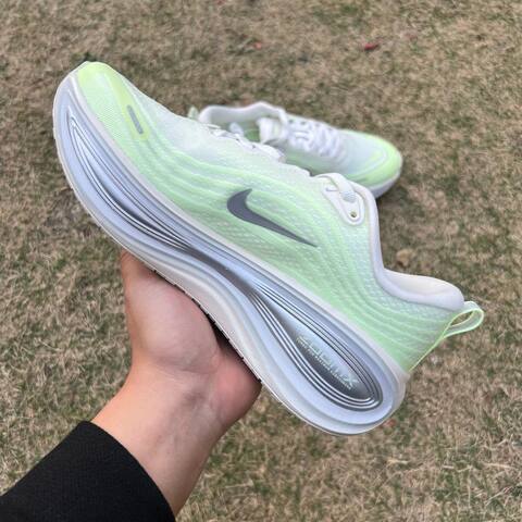 Nike Vomero Plus Sail Metallic Silver Neon Green EU 39 Running - Women's (BS-87058)