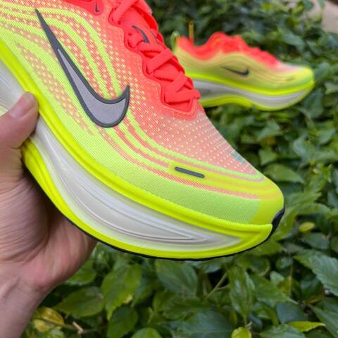 Nike Vomero Plus HV8150-800 Bright Mango Metallic Dark Grey EUR 40 Running - Men's (BS-87045)
