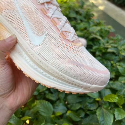 Nike Vomero 18 Guava Ice Sail-Orange Chalk EU 40 Running - Men s BS-87052