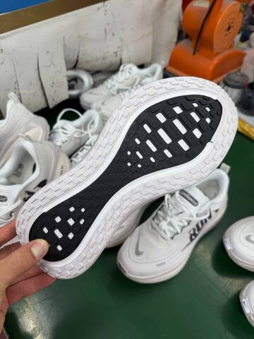 Nike Vomero Plus IH2268-100 White Black Running (BS-86971)