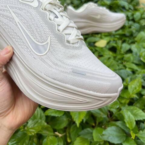 Nike Vomero Plus HV8150-001 Light Bone Phantom-Lt Iron Ore EU 40 Running - Men's (BS-87061)