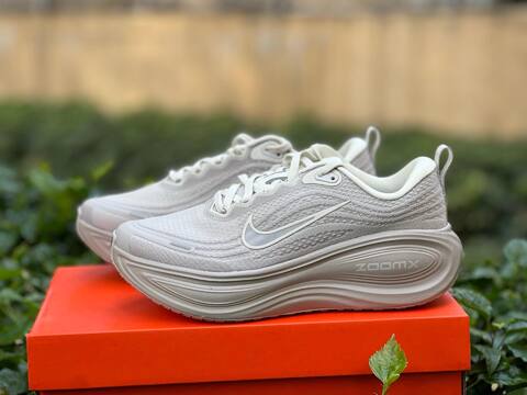 Nike Vomero Plus HV8150-001 Light Bone Phantom-Lt Iron Ore EU 40 Running - Men's (BS-87061)