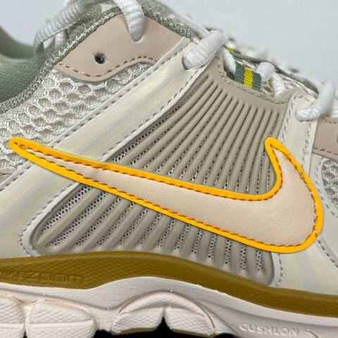 Nike Zoom Vomero 5 FQ6868-181 Sail Light Beige Olive Yellow Gum Running (BS-86998)