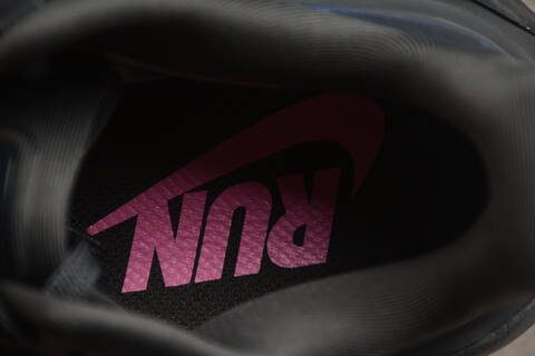 Nike Vomero Premium Black Pink Running Shoe BS-59728