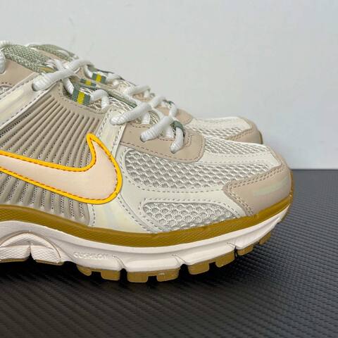 Nike Zoom Vomero 5 FQ6868-181 Sail Light Beige Olive Yellow Gum Running (BS-86998)