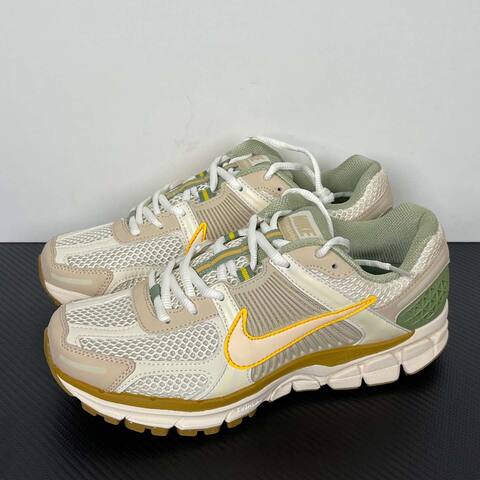 Nike Zoom Vomero 5 FQ6868-181 Sail Light Beige Olive Yellow Gum Running (BS-86998)