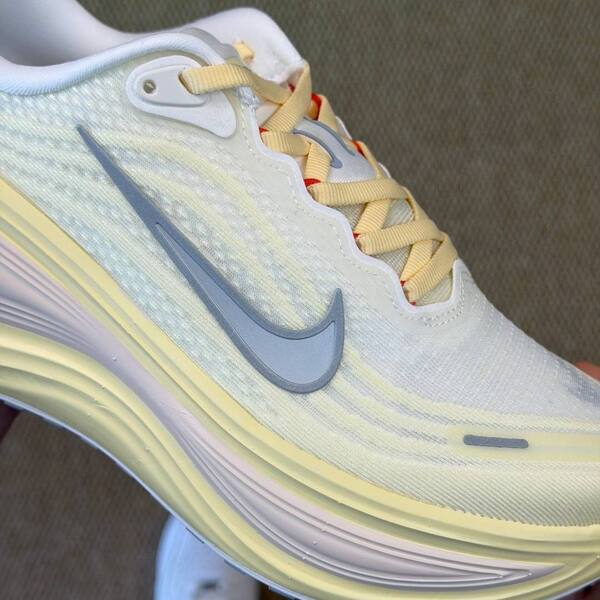 Nike Vomero Plus ZoomX IM5020-100 White/Cream with light grey swoosh EU 36-40 running