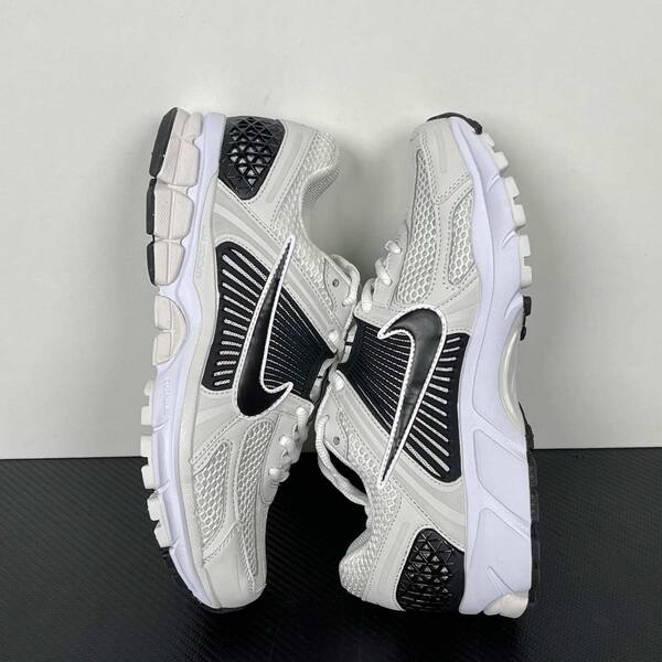 Nike Zoom Vomero 5 white black silver running lifestyle