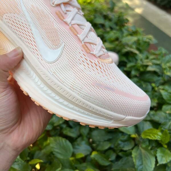Nike Vomero 18 HM6804-800 Guava Ice/Sail-Orange Chalk WMNS US 8.5 / MENS US 7 / EUR 40 running