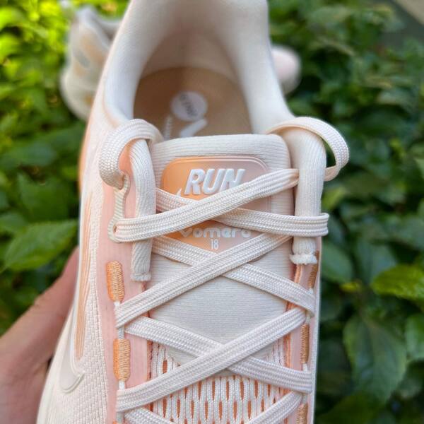 Nike Vomero 18 HM6804-800 Guava Ice/Sail-Orange Chalk WMNS US 8.5 / MENS US 7 / EUR 40 running