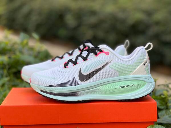 Nike Vomero 18 White/Black/Glacier Blue EU 40 running