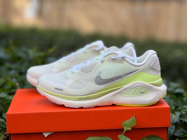 Nike Structure 26 Summit White / Chrome / neon yellow EU 40 running