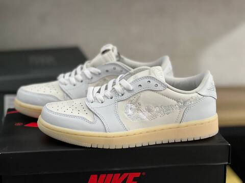 Jordan Air Jordan 1 Low OG IF4391 100 White Light Blue Pale Yellow EUR 39 Sneaker - Women's (BS-87236)