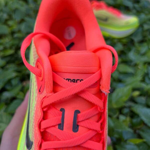 Nike Vomero Plus Bright Mango / Metallic Dark Grey / neon yellow EU 40 running