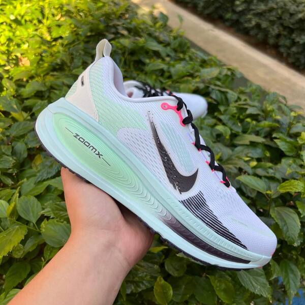 Nike Vomero 18 White/Black/Glacier Blue EU 40 running