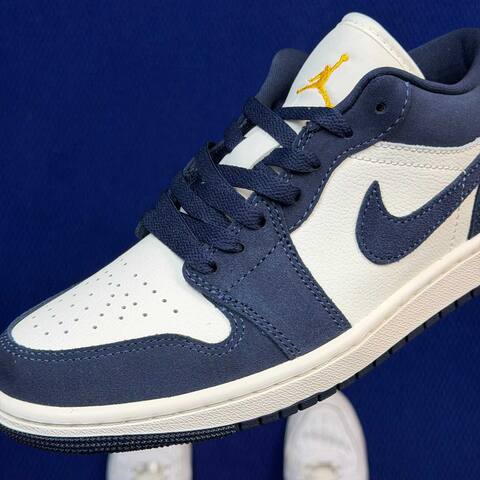 Jordan Air Jordan 1 Low SE IO7448-400 Sail Navy Blue Red US 7 UK 6 BR 38 EUR 40 CM 25 Sneaker - Unisex (BS-87171)