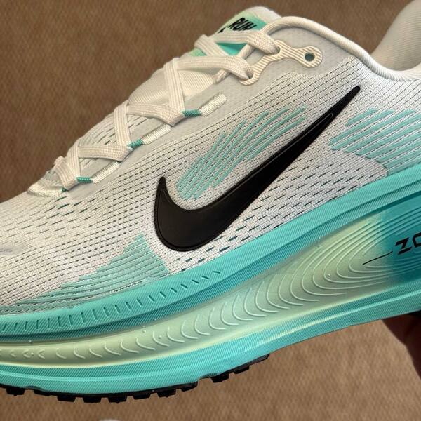 Nike Vomero 18 HM6803-103 Summit White/Black with mint aqua EU 39.5-41 running