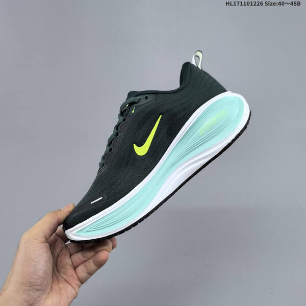 Nike VOMERO PLUS ReactX Air Zoom lifestyle