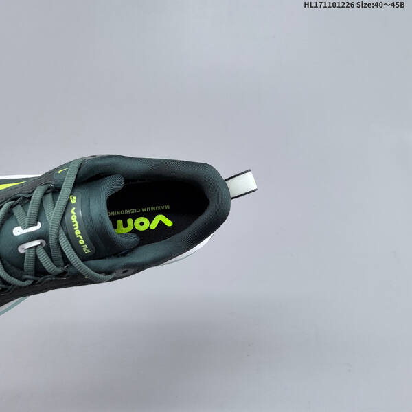 Nike VOMERO PLUS ReactX Air Zoom lifestyle