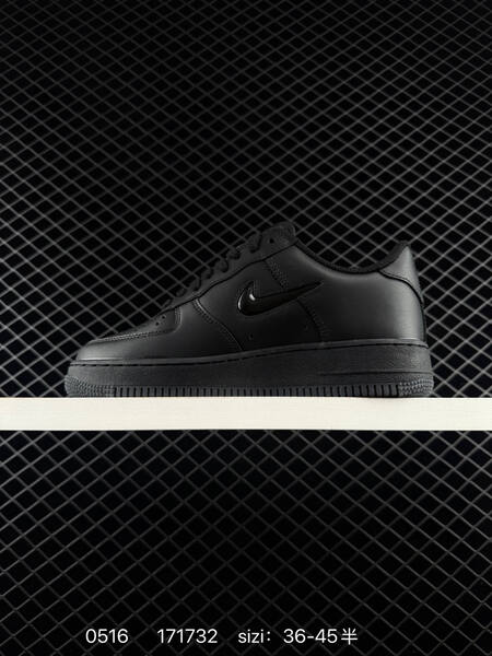 NIKE AIR FORCE 1 07 LV8 FN5924-001 lifestyle