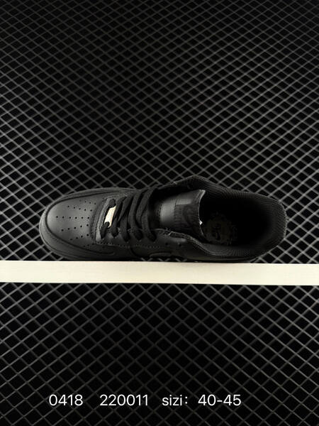 Nike Air Force 1 07 Low Triple Black 40-45 lifestyle