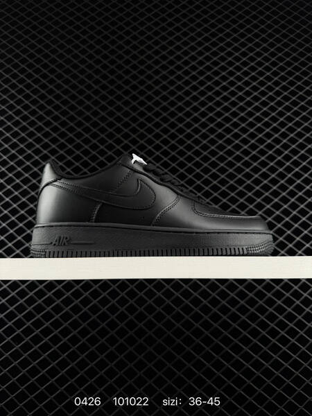 Nike Air Force 1 07 Low Triple Black EU 36-45 lifestyle