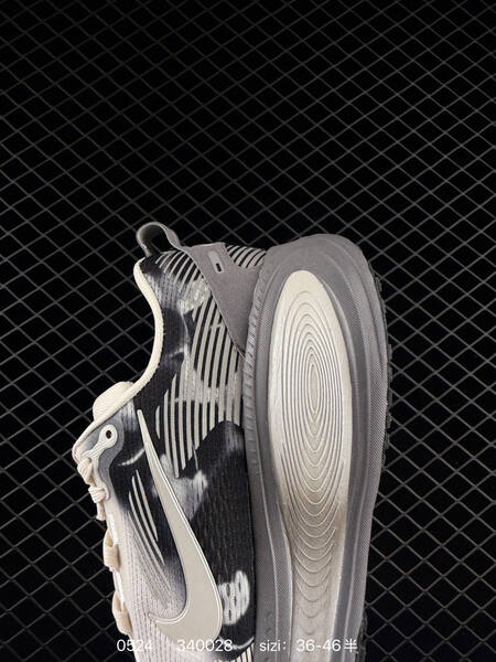 Nike Vomero 18 SE light beige grey black white EU 36-46 running