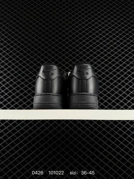 Nike Air Force 1 07 Low Triple Black EU 36-45 lifestyle