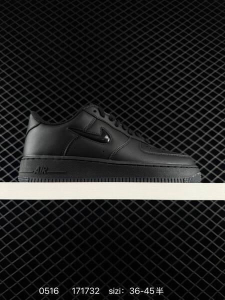NIKE AIR FORCE 1 07 LV8 FN5924-001 lifestyle