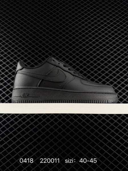 Nike Air Force 1 07 Low Triple Black 40-45 lifestyle
