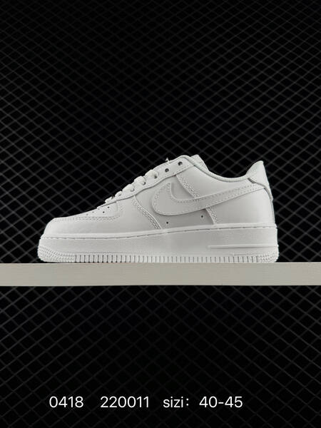 Nike Air Force 1 07 Low Triple Black 40-45 lifestyle