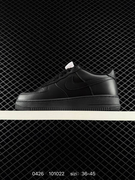 Nike Air Force 1 07 Low Triple Black EU 36-45 lifestyle