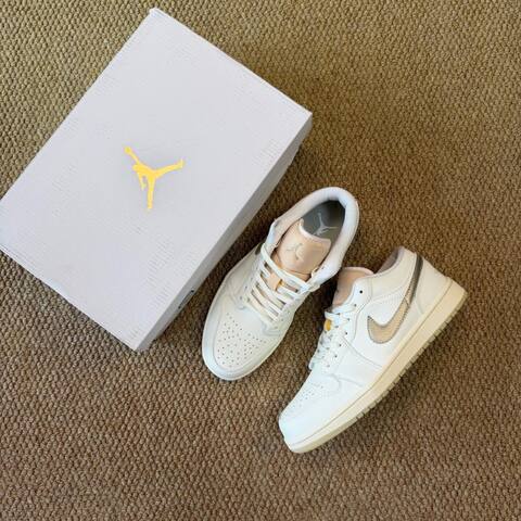 Jordan Air Jordan 1 Low SE HV5157-100 Sail Team Gold Pale Ivory EU 41 Sneaker - Men's (BS-87223)